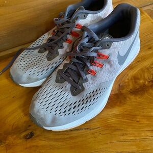Nike Women’s Zoom Winflo 4 running shoes